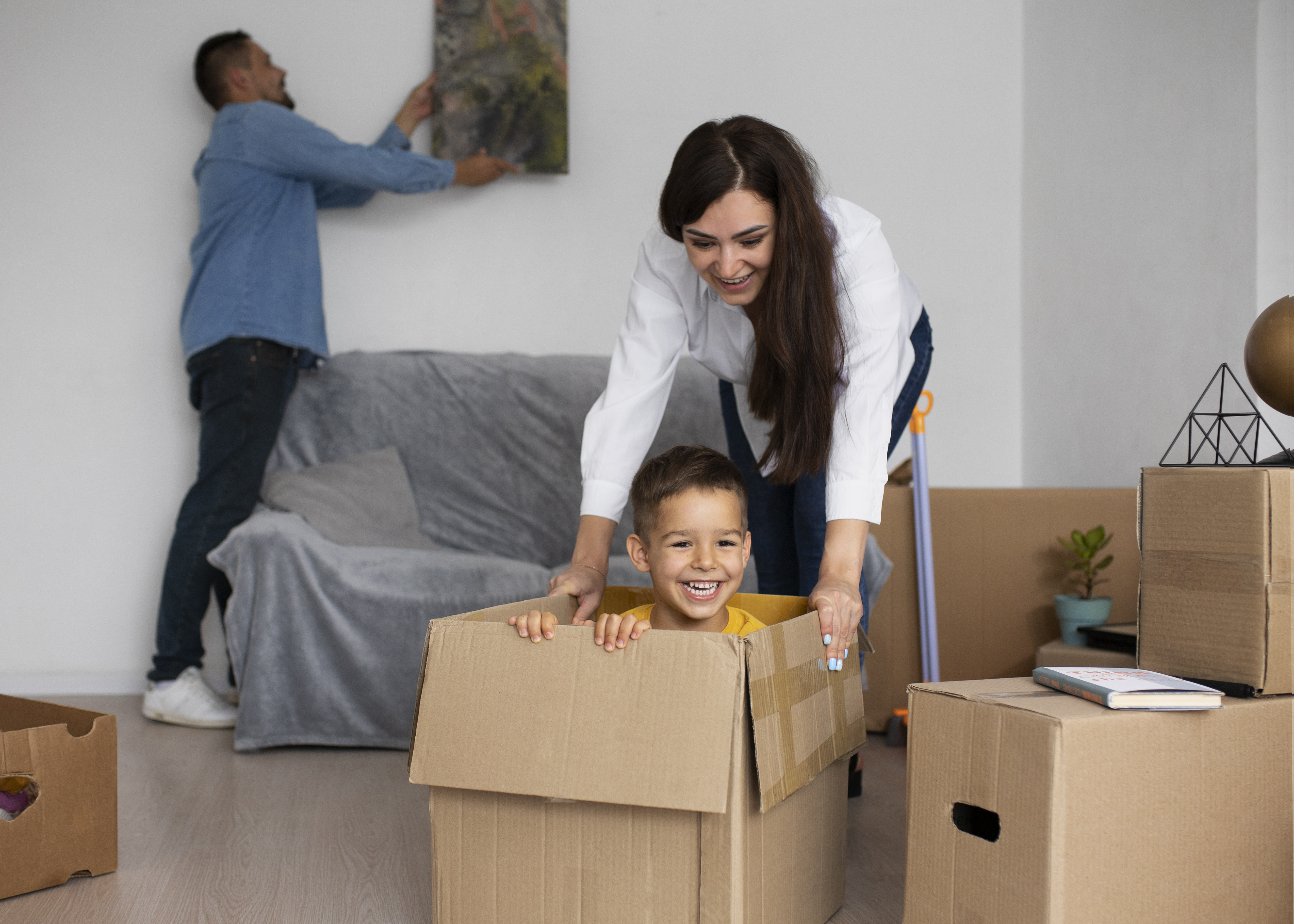 Família feliz se mudando para casa nova - MUDANÇAS MS